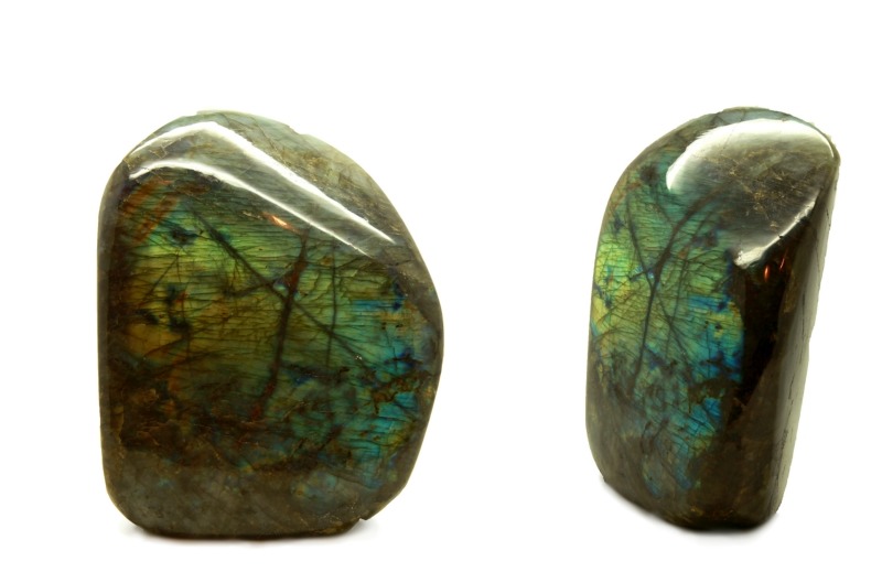 la Labradorite protège contre les pensées négatives, elle favorise la paix du mental.