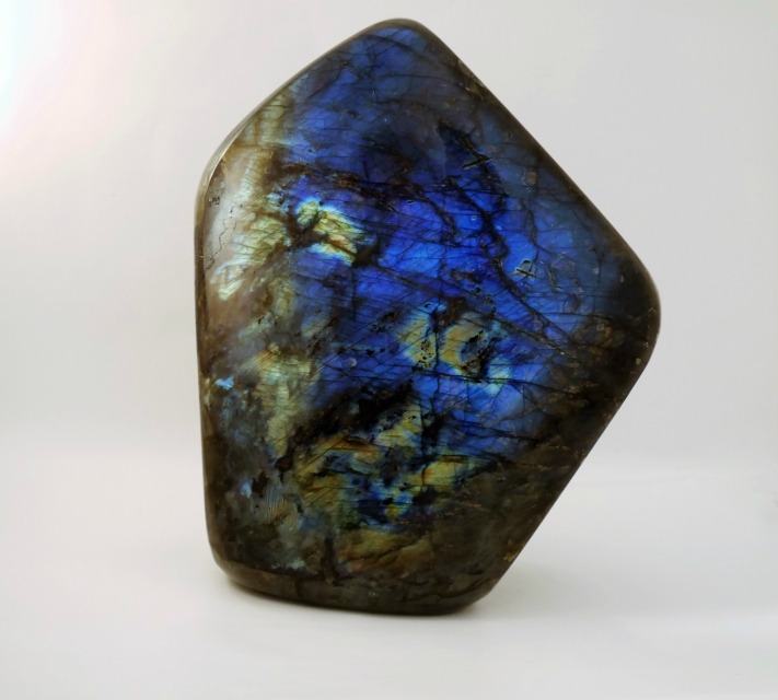 Lire la suite à propos de l’article Labradorite : La Pierre Mystique et Protectrice